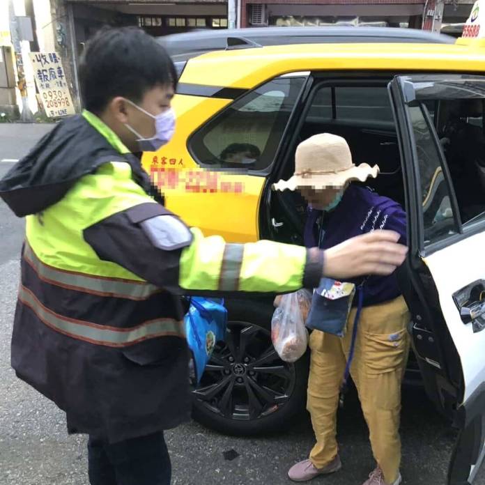 搭車報錯路遭趕下車 大園警暖心送高齡婦返家 66 318547 0