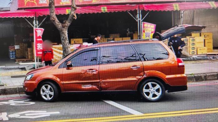 【有片】忘拉手剎車!垃圾車「倒退嚕」擦撞自小客 駕駛急追 100 718058 0