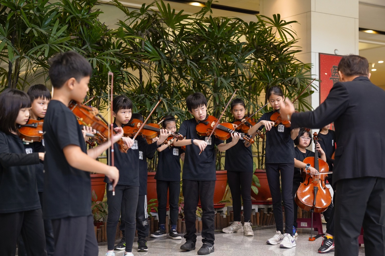 學生首次在醫院演出,以布列頓《簡易交響曲》、尼諾·羅塔《弦樂協奏曲》及《獅子王》插曲傳遞關懷,用音樂感動醫護與病患。(圖/記者林照東翻攝)