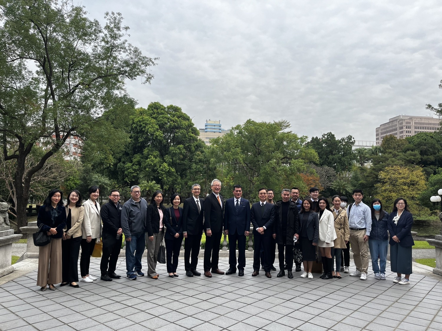黃仁今日親自率隊到台北賓館考察,現場和館方人員大合影。(圖/黃仁國會辦公室提供)