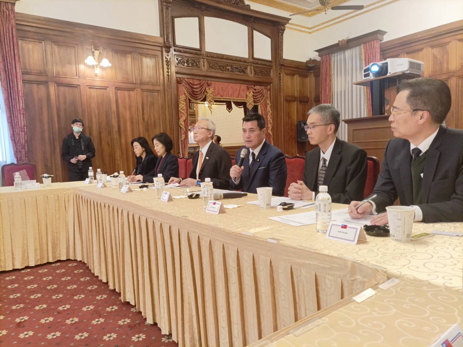 黃仁直接向外交部提出希望可以固定展示台灣原住民文物的建議。(圖/黃仁國會辦公室提供)