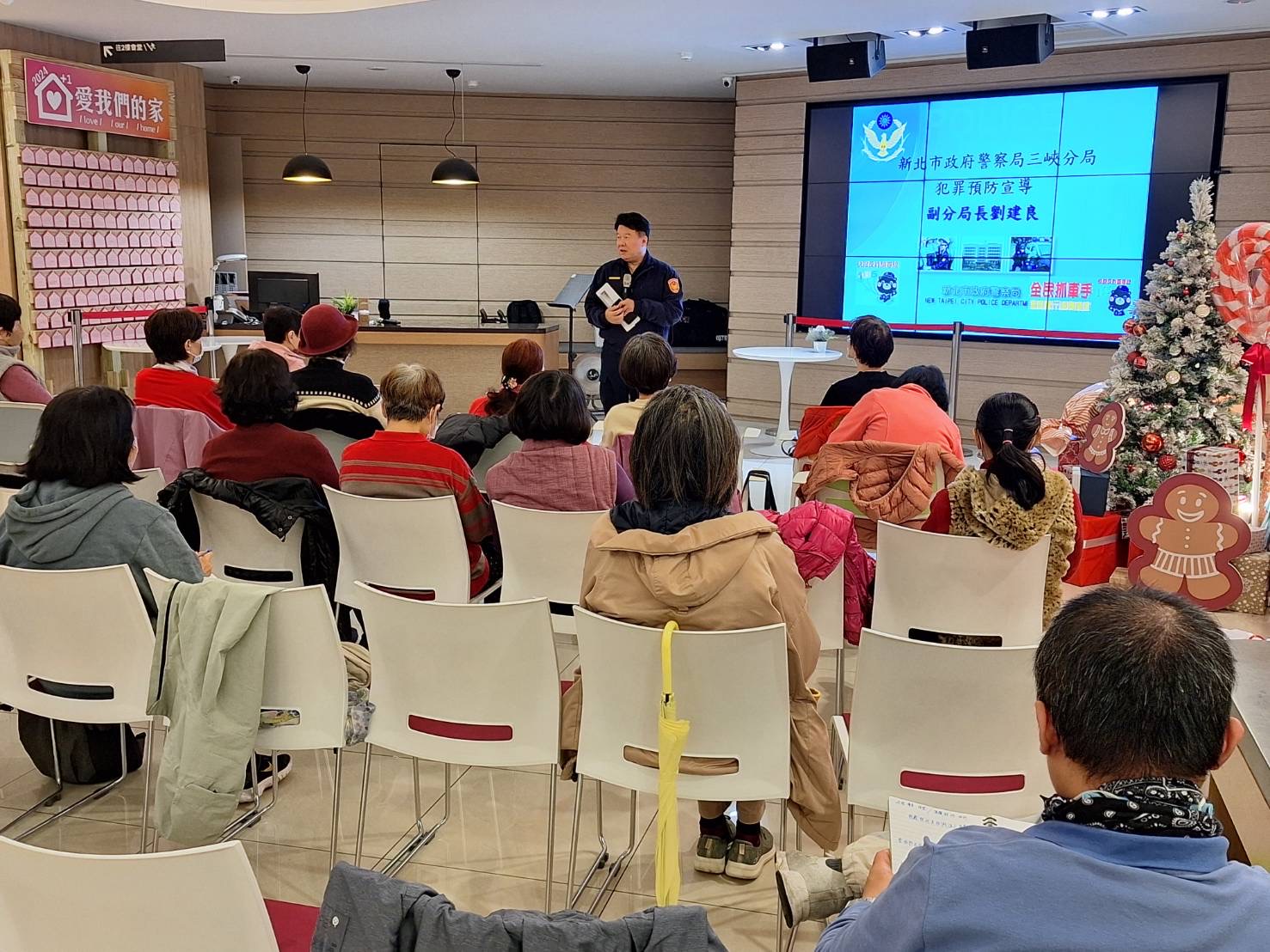 三峽分局副分局長劉建良率隊前往卓越行道會宣導反詐。(記者徐煜勝翻攝)