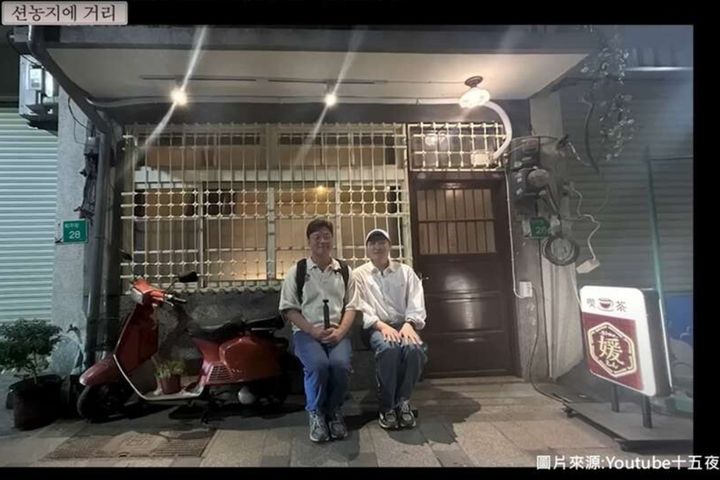 金大明與羅PD在神農街(圖片提供:台南市政府觀光旅遊局)。 圖: YouTube出差十五夜頻道/來源