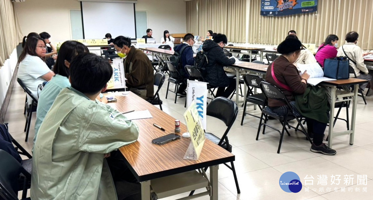 桃市府就服處新春歲末現場徵才。