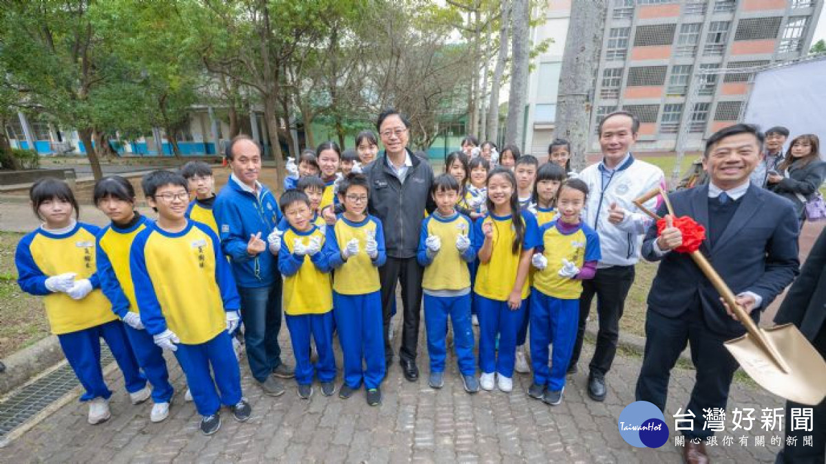 張市長、貴賓與員樹林國小師生合照。<br /><br />
