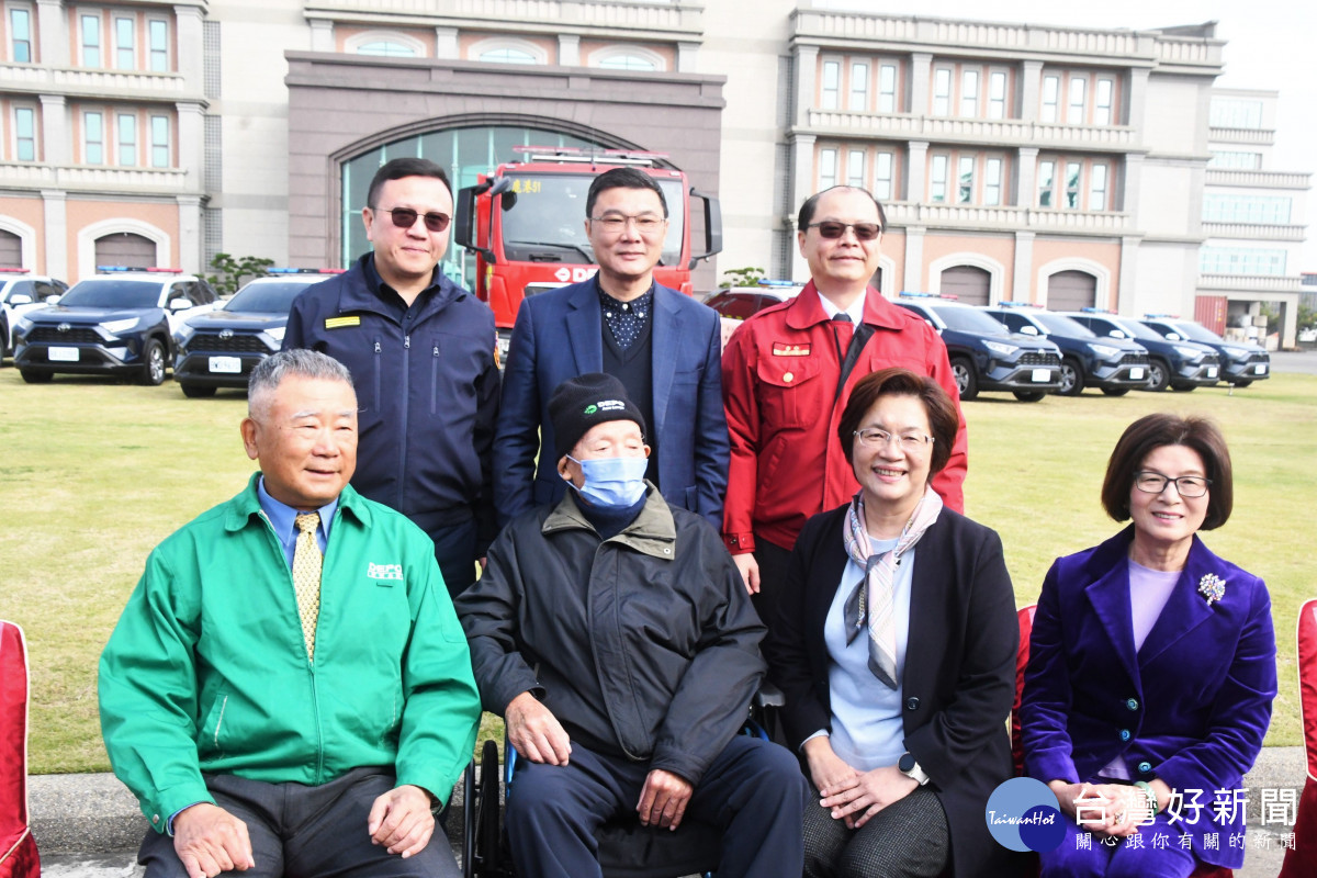 帝寶工業熱心公益回饋鄉里 ,捐贈巡邏車及化學消防車,縣長王惠美與老董事長合照。圖/彰化縣政府提供