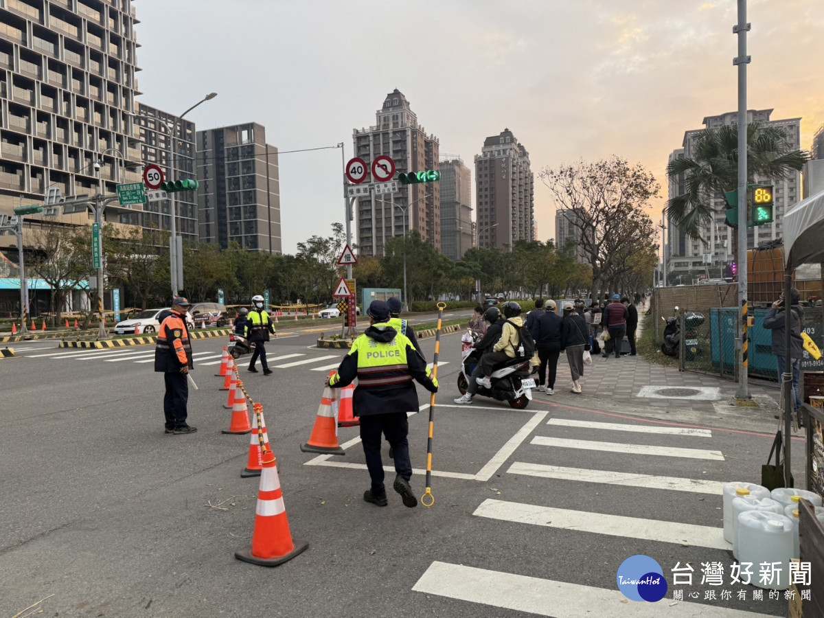 中壢警分局派出警力加強交通疏導,搭配今年底剛成軍的桃園市政府警察局警犬隊首次協勤。