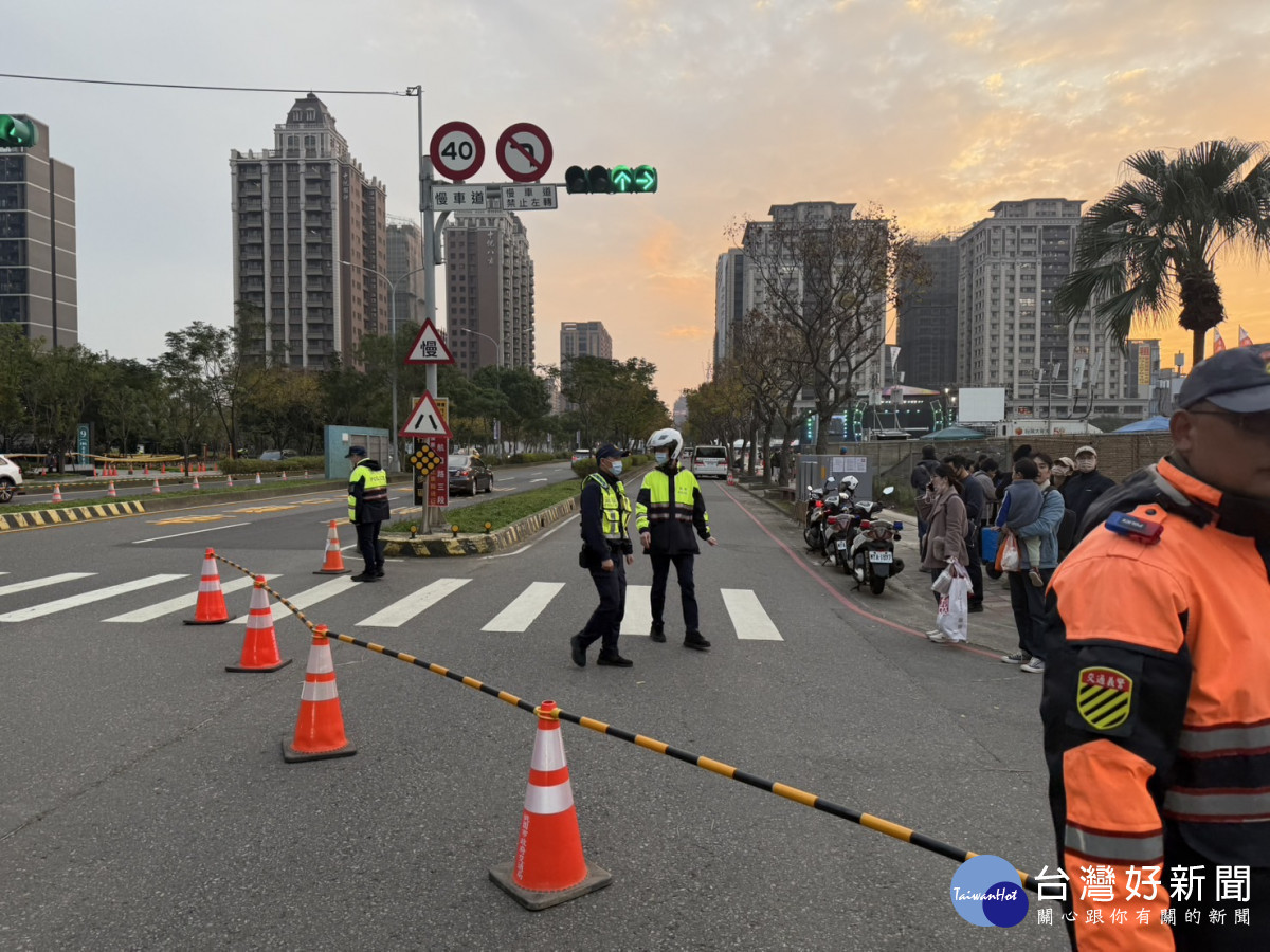 中壢警分局派出警力加強交通疏導,搭配今年底剛成軍的桃園市政府警察局警犬隊首次協勤。