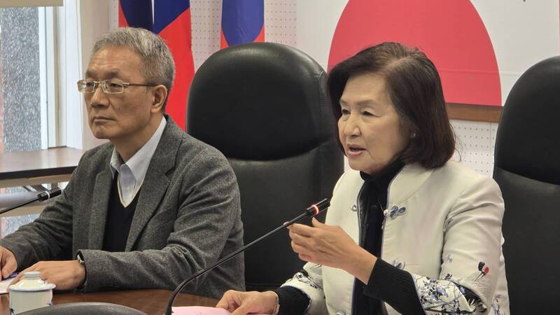林姿妙依法將被停止縣長職務,由副縣長林茂盛(左)代理。圖為林姿妙31日上午參與縣務會議。中央社