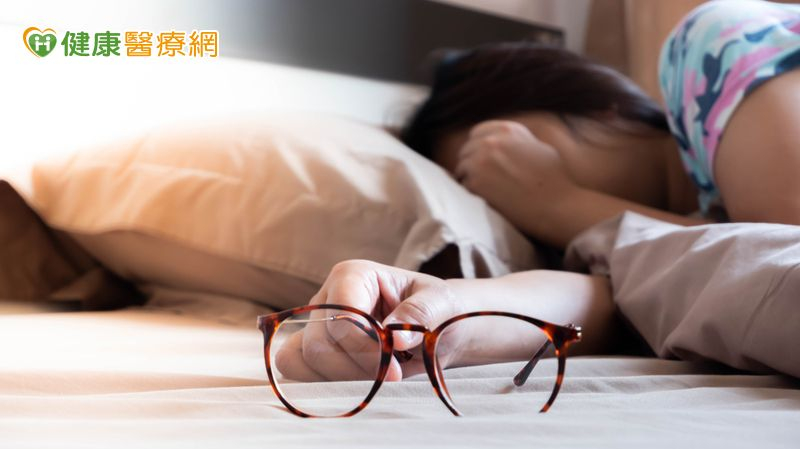50歲女用眼過度險瞎眼! 起床單眼看不見竟是「視網膜剝離」了