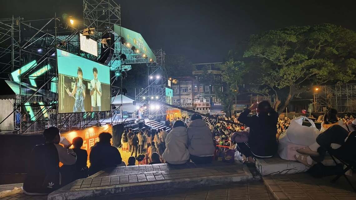 屏東體育館戶外草地  跨年晚會民眾自己帶座椅