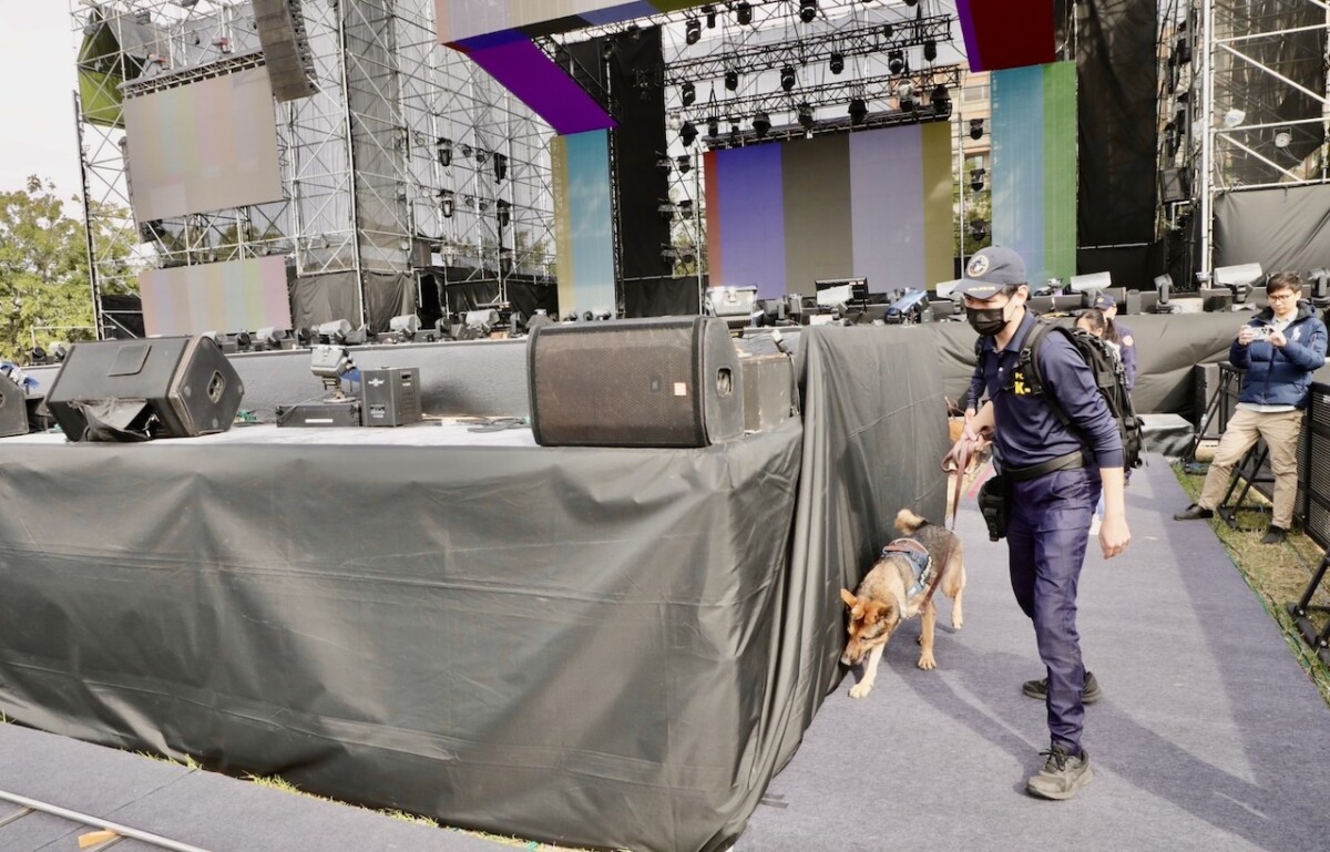 台南好young 跨年晚會將於晚間6時登場,南市警派出11名警力及警犬巡查全場,啟動全方位維安。