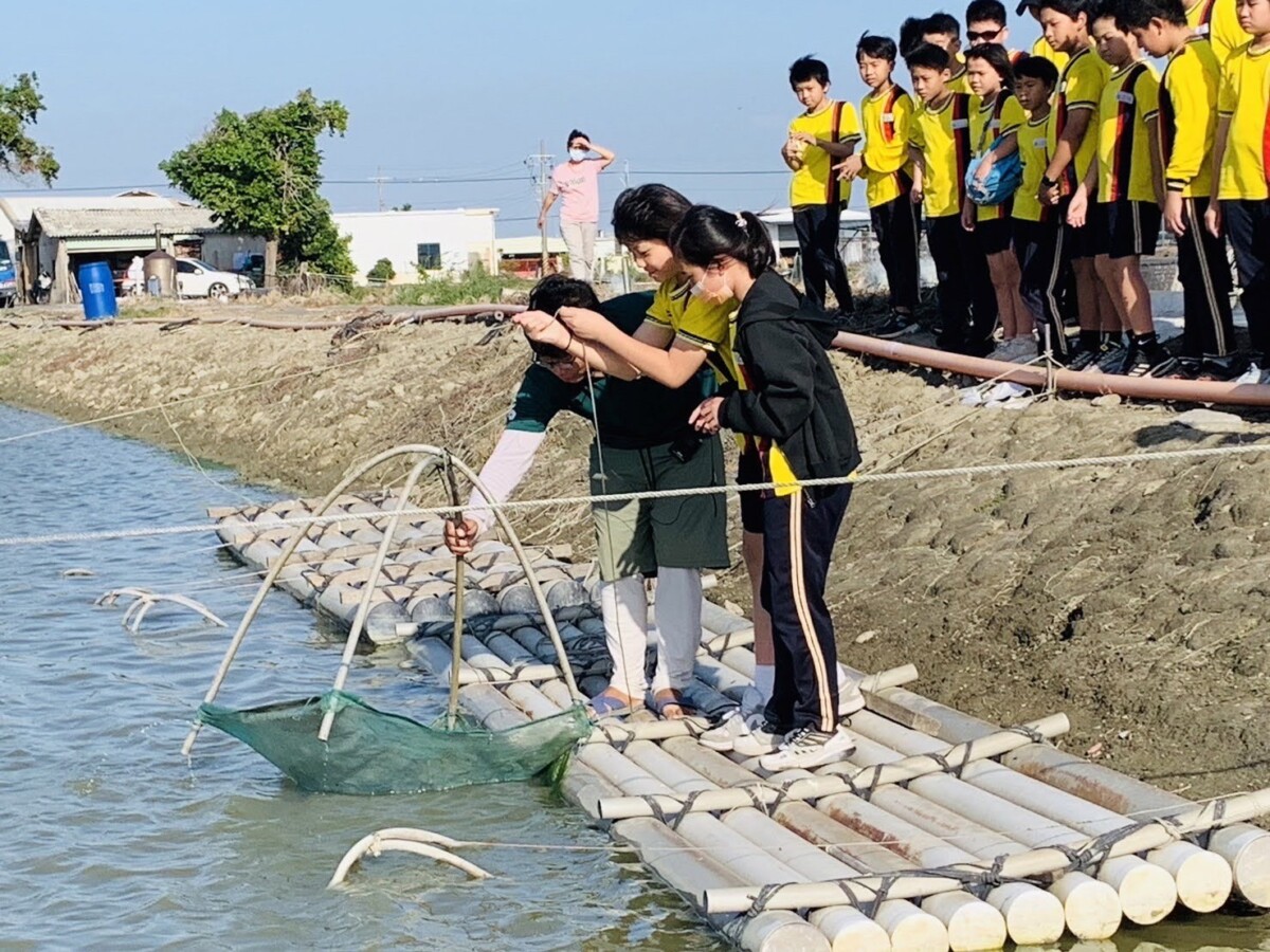 ▲南市學校食農教育體驗課程,藉由校外食農場育參訪或校內食農教育課程等形式,讓學生親身體驗。(圖/教育局提供)