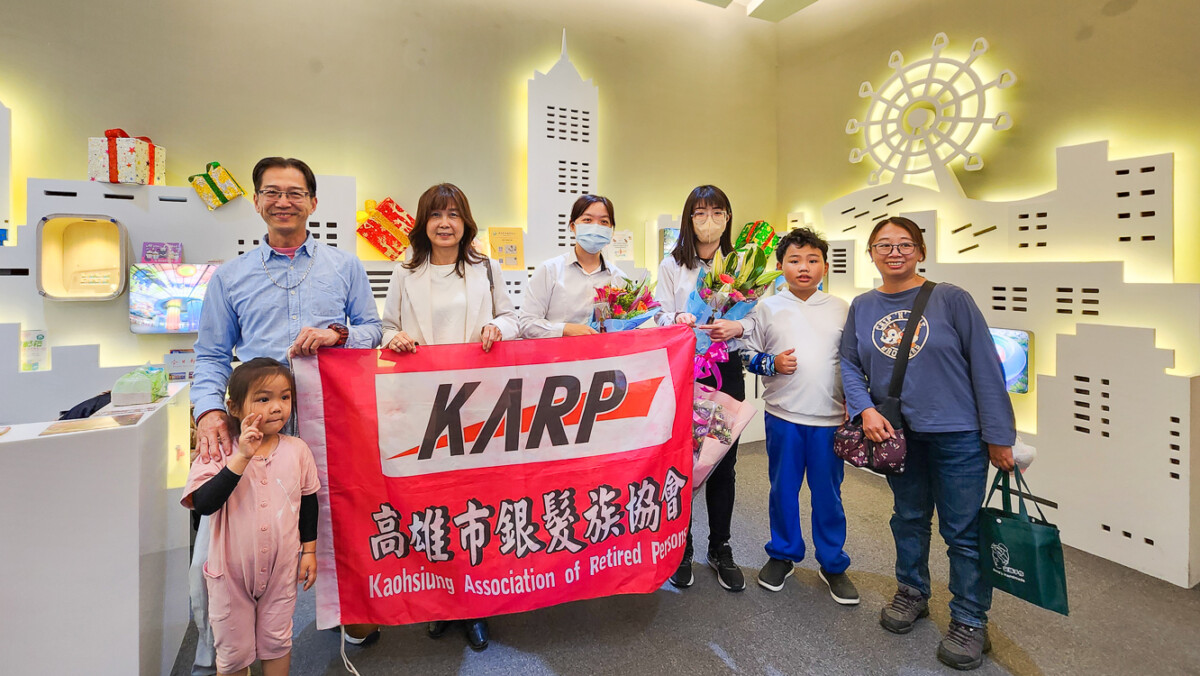 ▲過去參觀過的親子及銀髮族團體相約再入館進行最後巡禮。（圖/記者黃淑貞攝）
