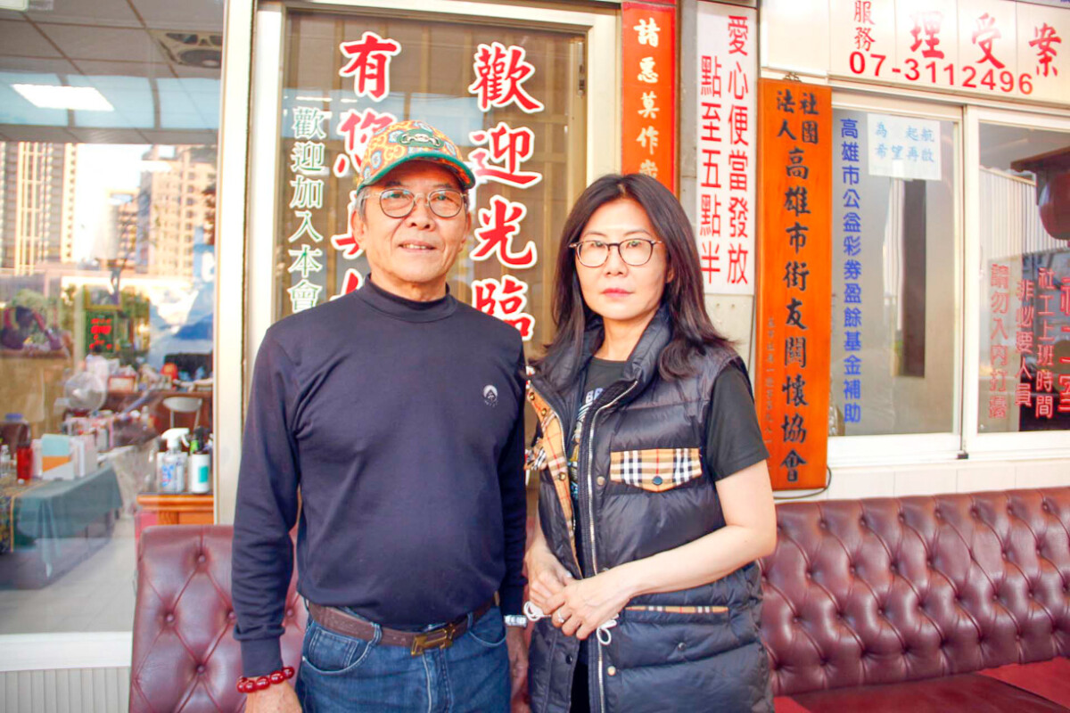 ▲行德宮宮主林朝安(左)與高雄市街友關懷協會副執行長陳璽鎂(右)堅守遊民守護神「林阿罕阿嬤」的初心,在地深耕提供街友及弱勢的服務關懷。(圖/行德宮提供)