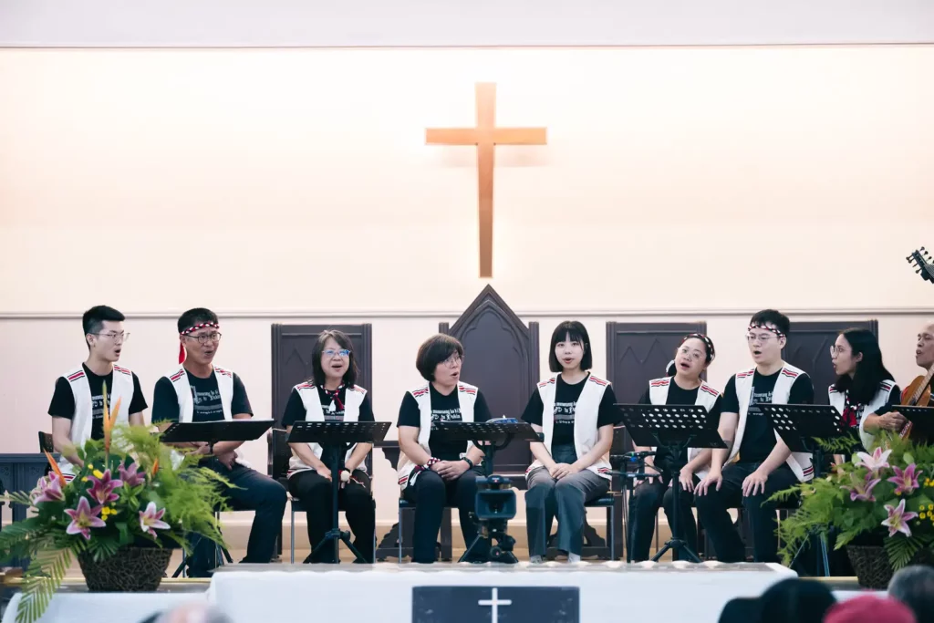 西拉雅合唱團以西拉雅語演唱詩歌。(圖/古鍵盤藝術提供)