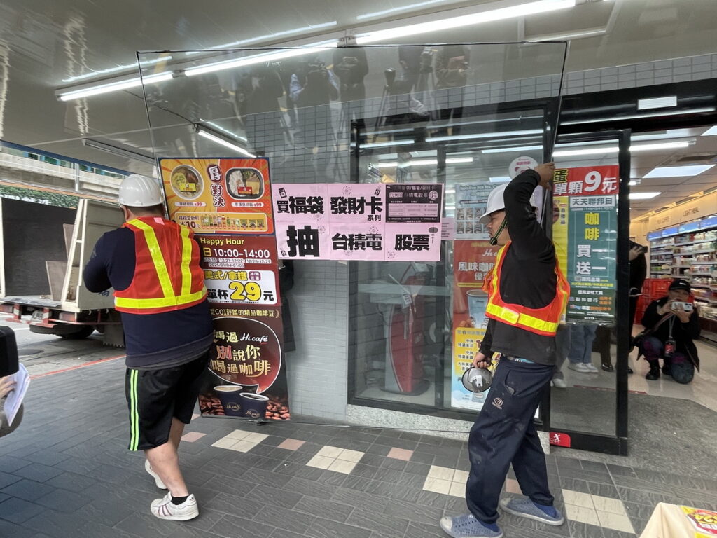 迎跨年倒數商機,萊爾富拆門迎戰,圖為萊爾富北市信彩店