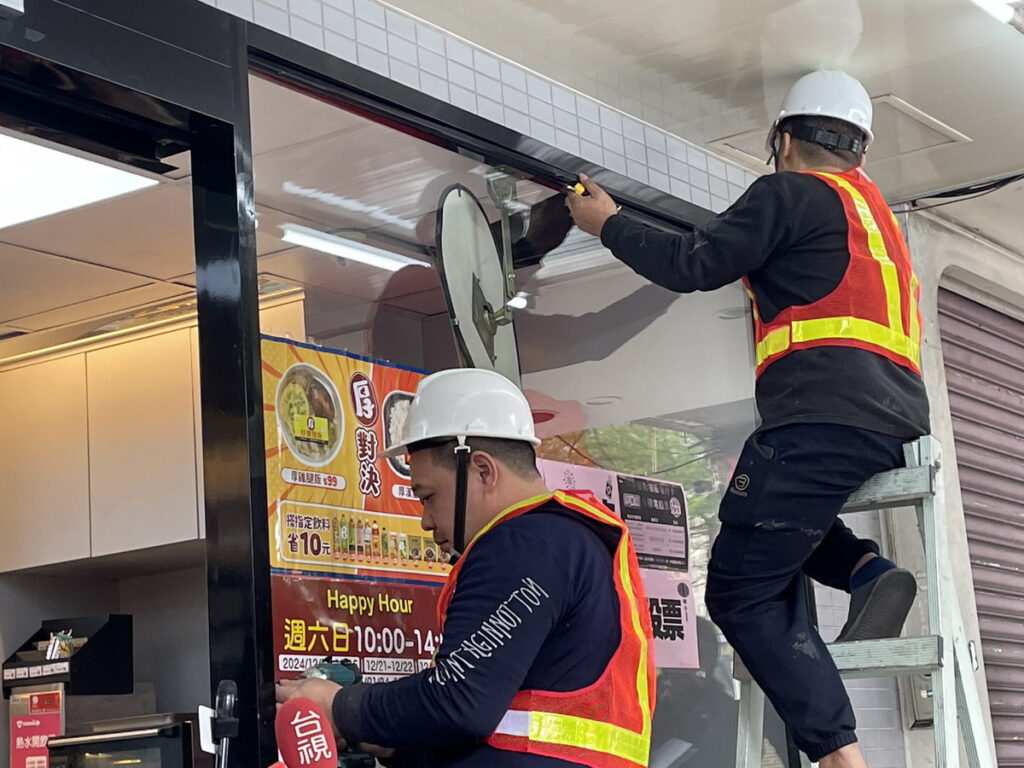 迎跨年倒數商機,萊爾富拆門迎戰,圖為萊爾富北市信彩店