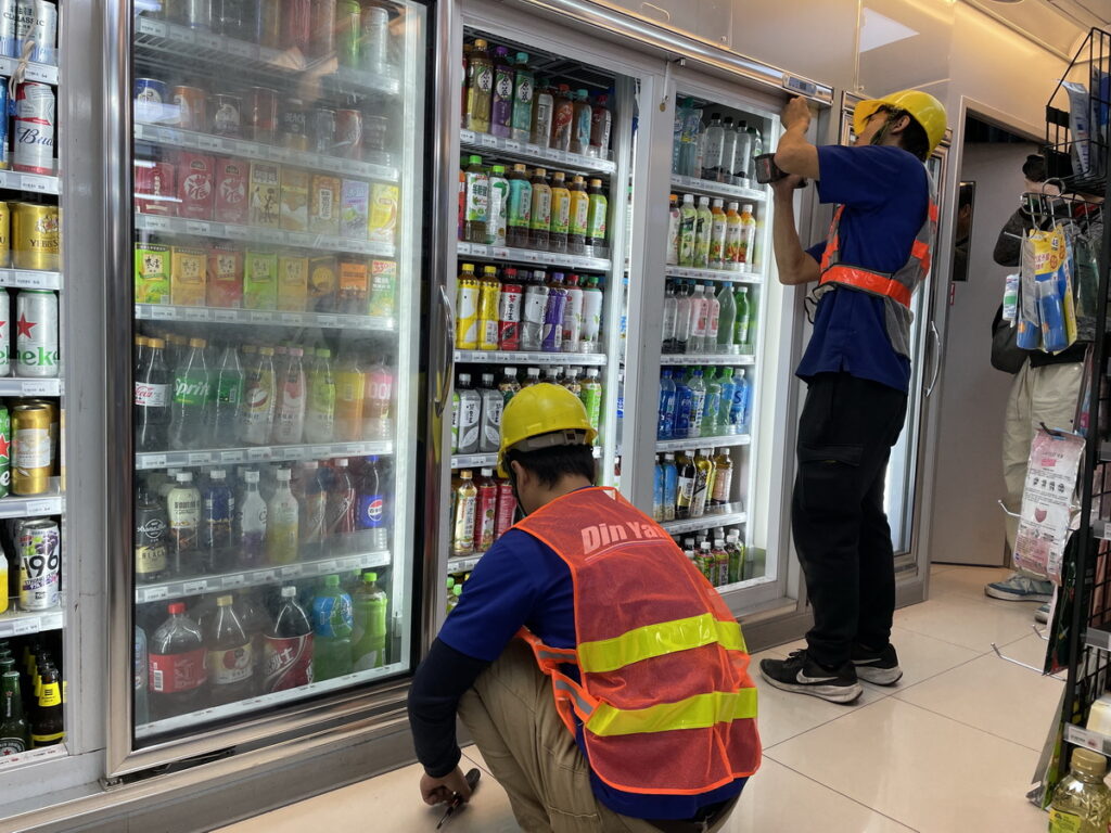 迎跨年倒數商機,萊爾富拆門迎戰,圖為萊爾富北市信彩店拆冰箱門,便利民眾快速購物