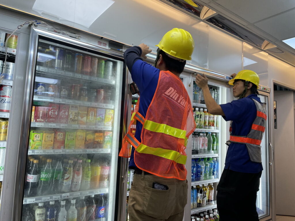 迎跨年倒數商機,萊爾富拆門迎戰,圖為萊爾富北市信彩店拆冰箱門,便利民眾快速購物