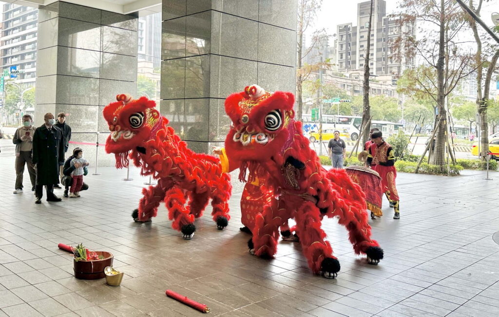 台北新板希爾頓酒店初一迎財神活動與房客歡渡新年,飯店現場還有手編大桔大利、彩繪畫扇活動等。圖:台北新板希爾頓酒店提供