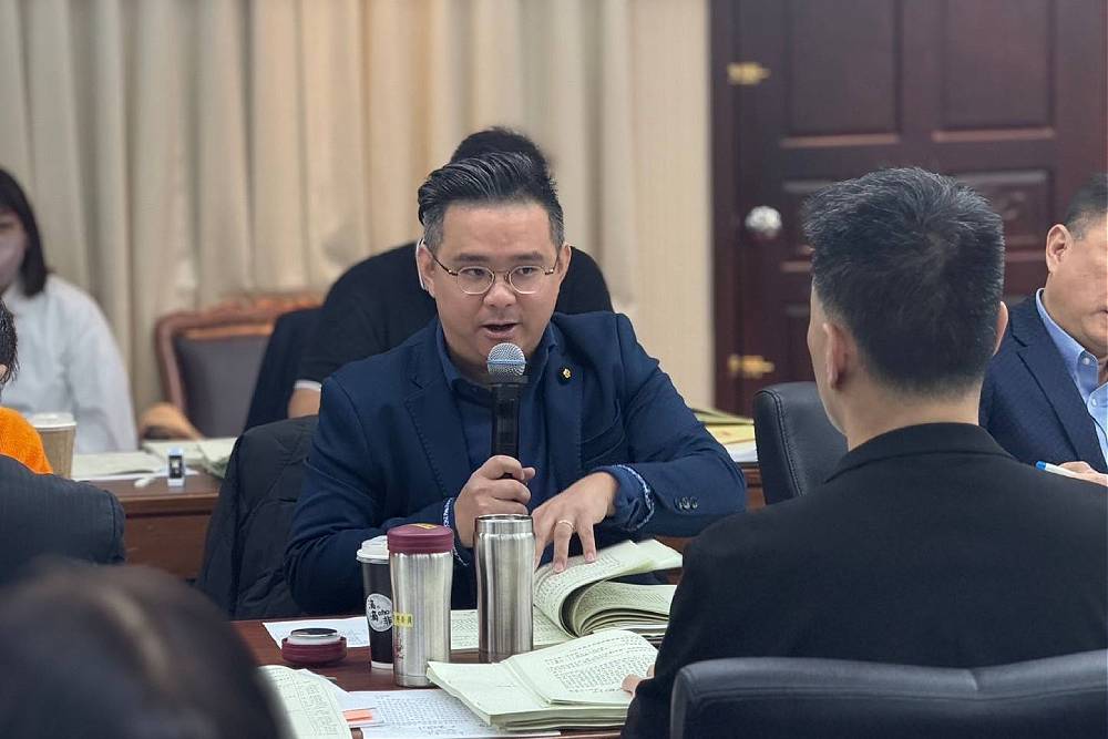 黃健豪駁斥財劃法影響總預算 牛煦庭指各部會刪28%預算是謠言 204 黃健豪駁斥財劃法影響總預算 牛煦庭指各部會刪28%預算是謠言 203