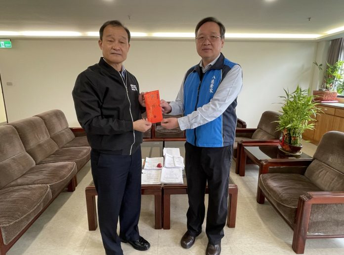 欣桃天然氣公司董事長房茂宏左致贈八德榮家春節加菜金 由家主任酆世俊右代表受贈 scaled