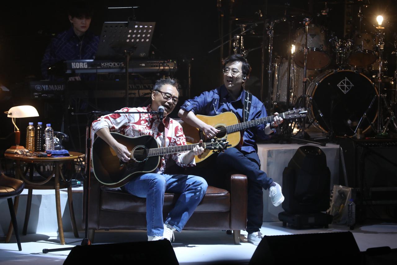 陳昇第30次跨年演唱會「大波浪」,自他受傷後,難得以自彈自唱的方式演出。圖/宜辰整合行銷提供