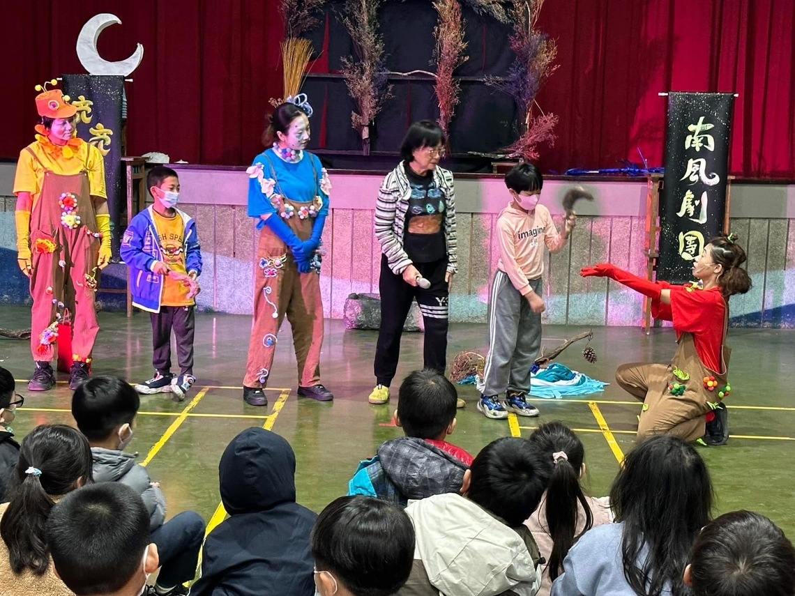 漾新聞|南風劇團《亮亮與綠綠》再登衛武營 先抵前鎮等國小啟發孩子創造力
