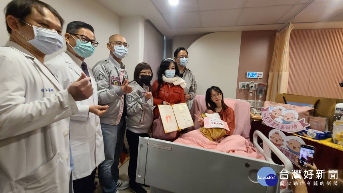 桃園市長張善政前往宏其婦幼醫院,探望準父母與元旦寶寶,贈送「市長探望禮」。