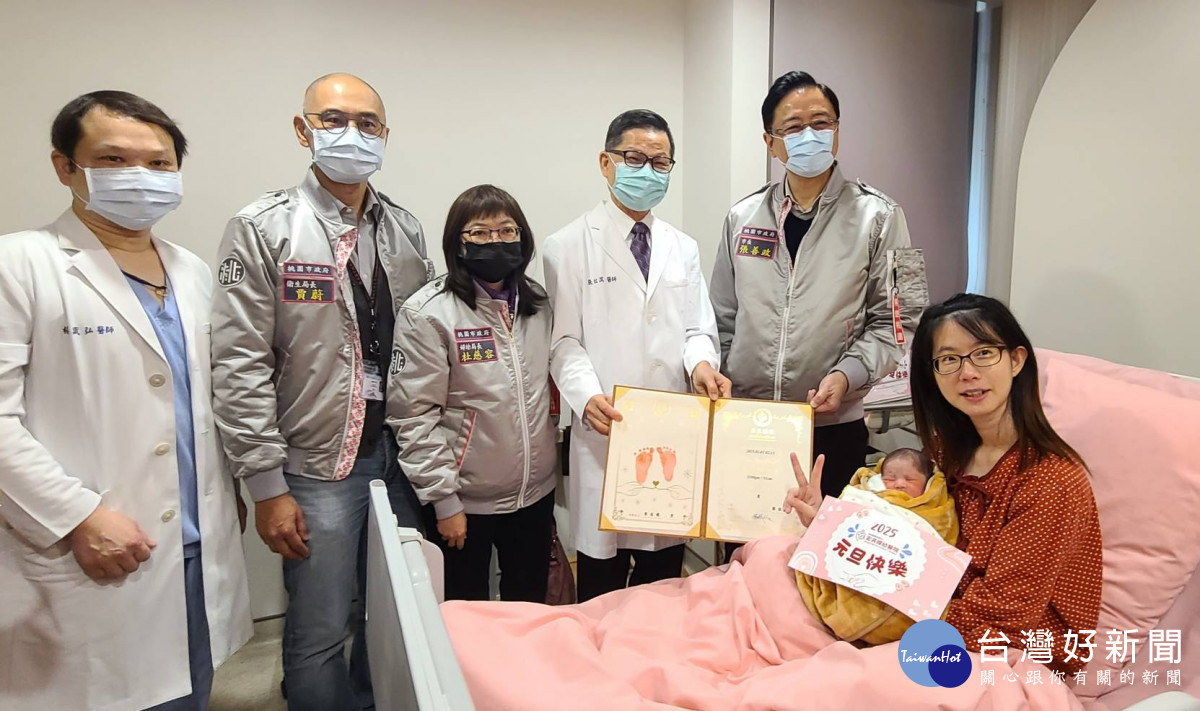 桃園市長張善政前往宏其婦幼醫院,探望準父母與元旦寶寶,贈送「市長探望禮」。