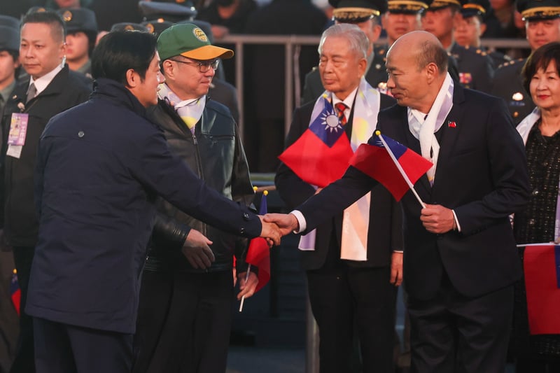 總統賴清德(前左)與立法院長韓國瑜(前右)在升旗典禮結束後握手致意。中央社