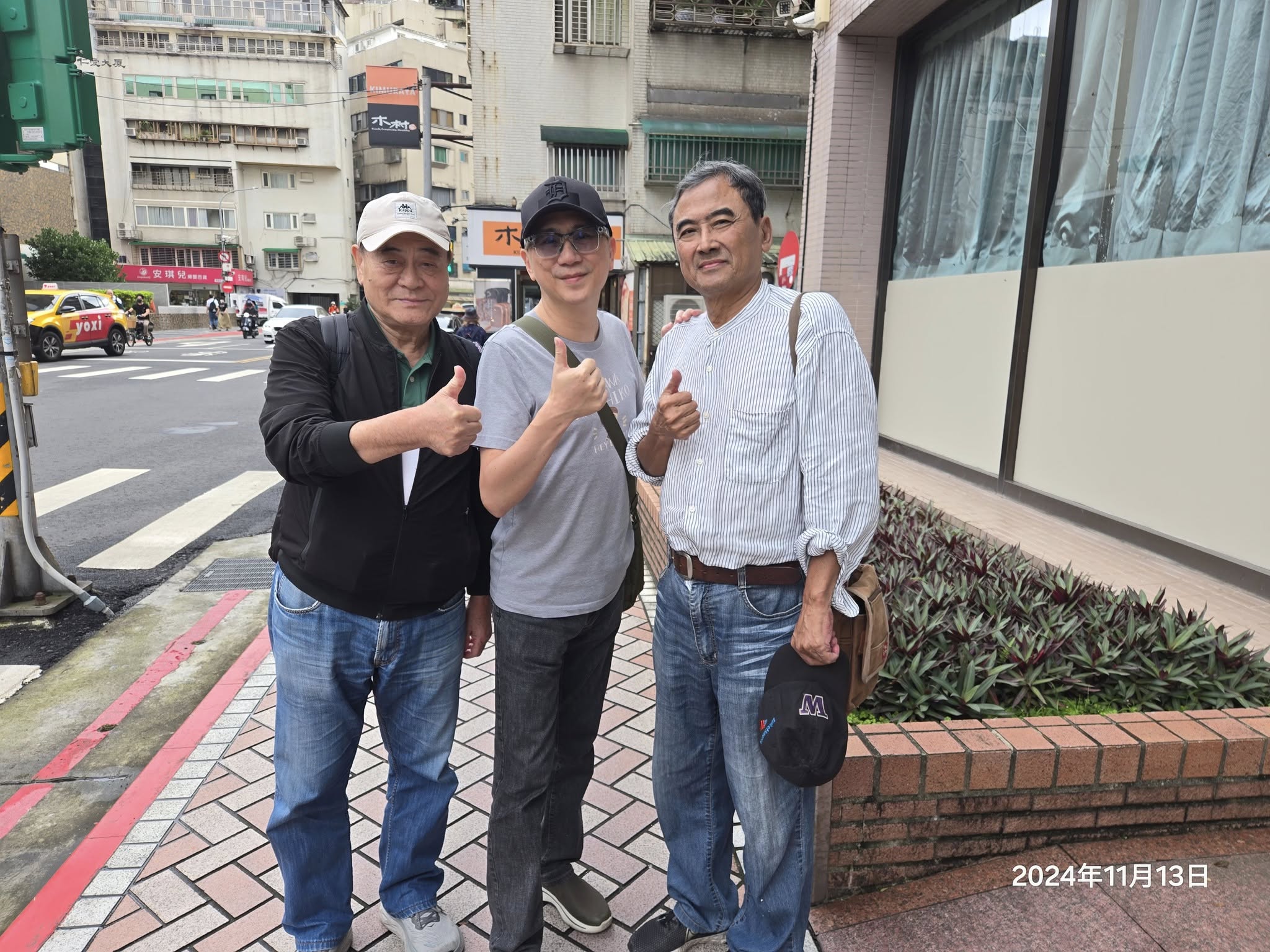 486先生(中)1日貼出一張11月間跟魚夫(右)的合照,表示真的難以接受。翻攝陳延昶臉書