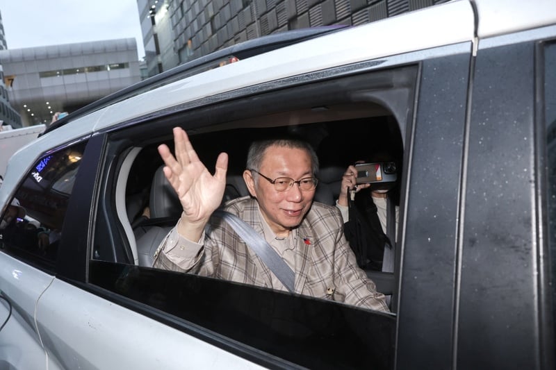 傍晚5時許,柯文哲搭車離開黨部,從車內向在外等候的支持者揮手。中央社
