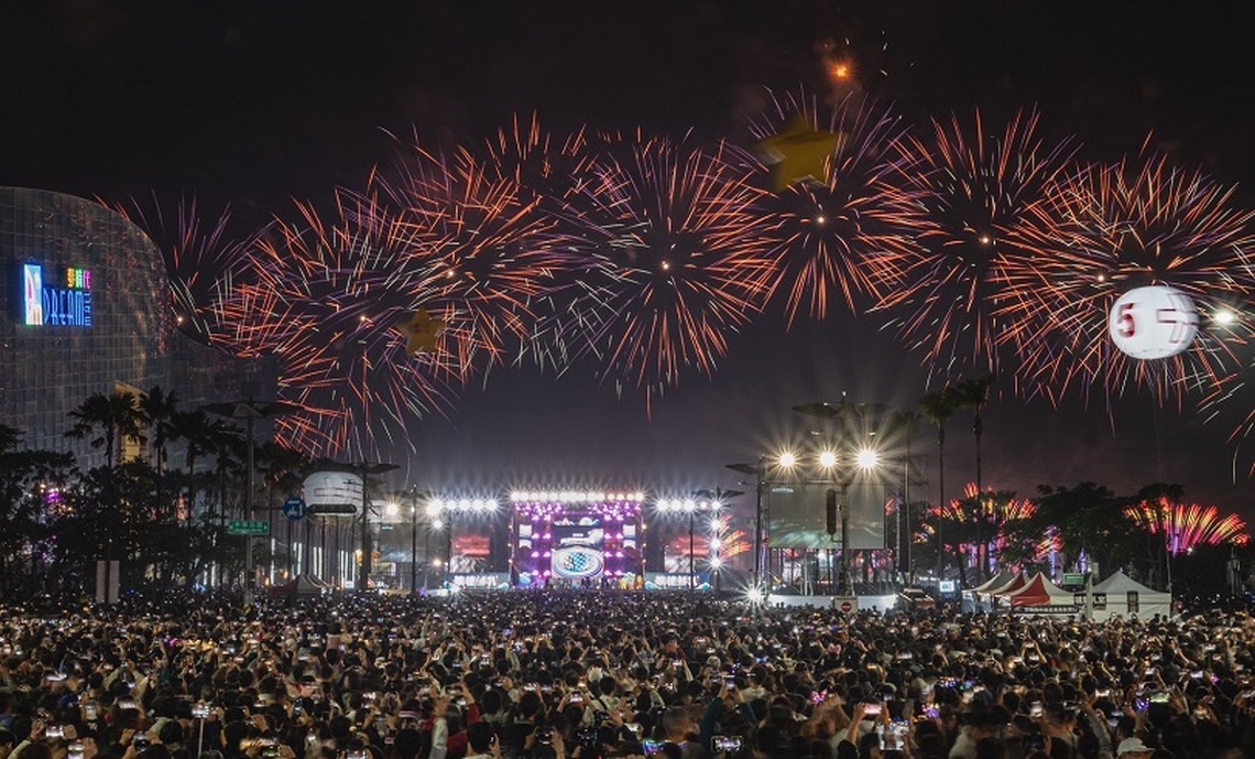 高雄250秒燦爛煙火迎接新年 陳其邁祝福市民心想事成快樂平安