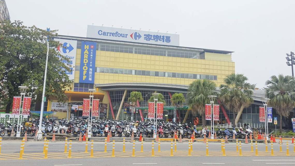 屏東市公所舉辦元旦升旗及健走 周遭兩公里空地機車停滿蔚為奇觀