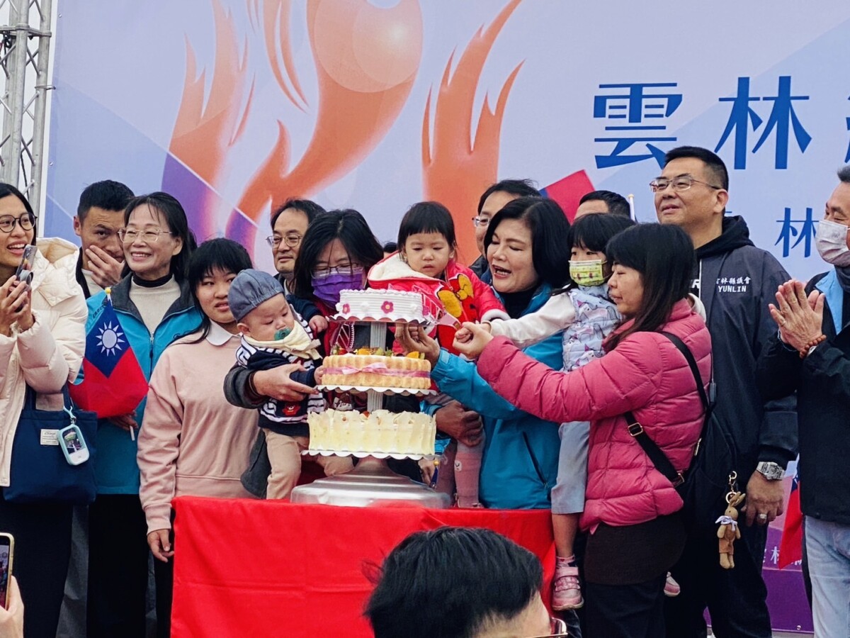 ▲同為元旦寶寶的元旦壽星近200名,其中有雙胞胎姐妹花,也有剛滿週歲的萬寶龍寶寶,各年齡層的壽星齊聚一堂。(記者陳雅琪攝)