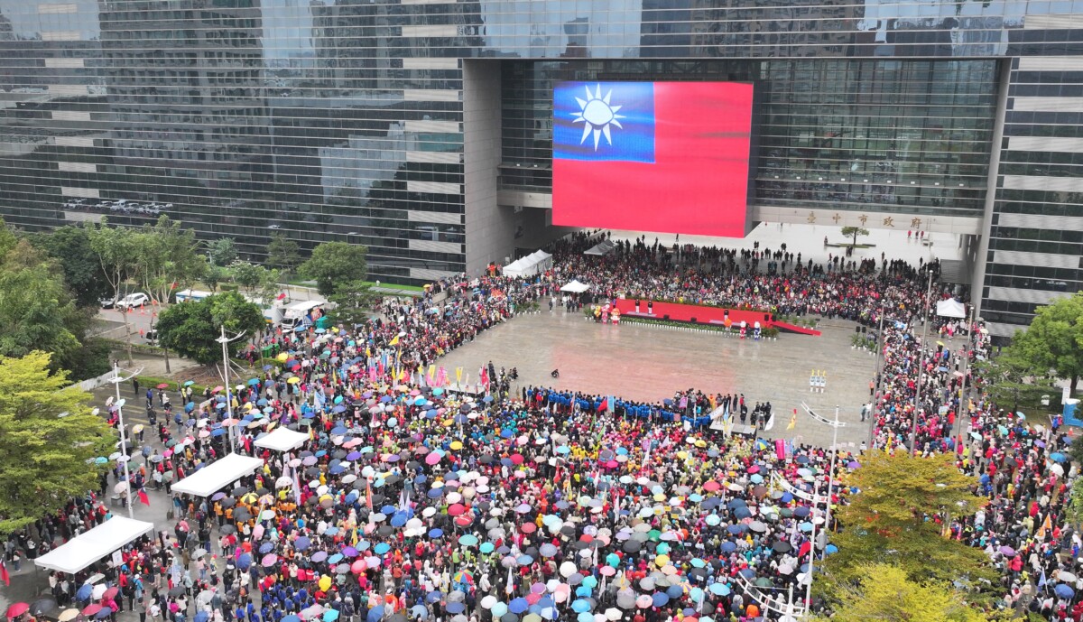 ▲2025中市府元旦升旗典禮逾二萬名市民家人一起來參加。(圖/記者顏淑娟翻攝)