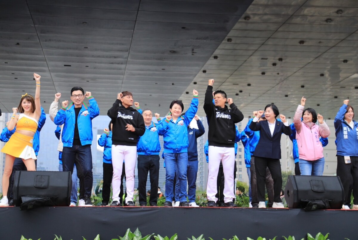 ▲市長盧秀燕邀請現場逾二萬民眾共同high跳熱血應援曲《台灣尚勇》。(圖/記者顏淑娟翻攝)