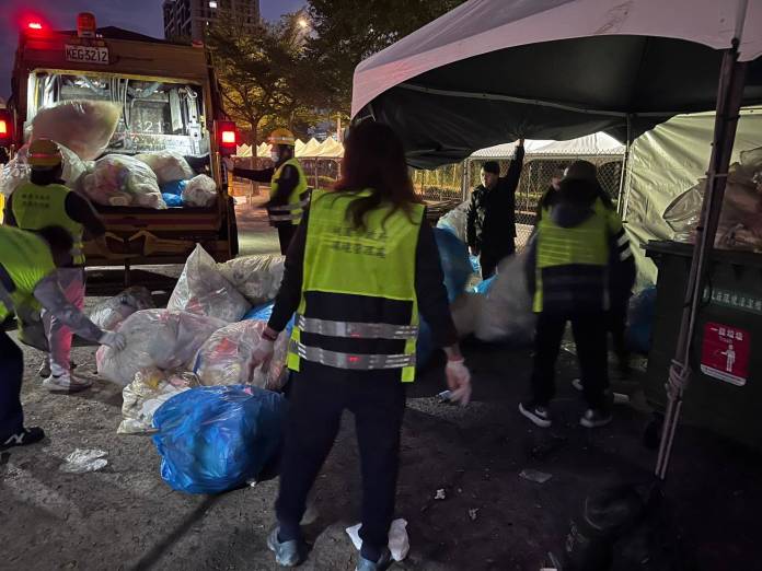跨年人潮散去 環保局徹夜清運4.8噸垃圾重現整潔市容 65 2 0