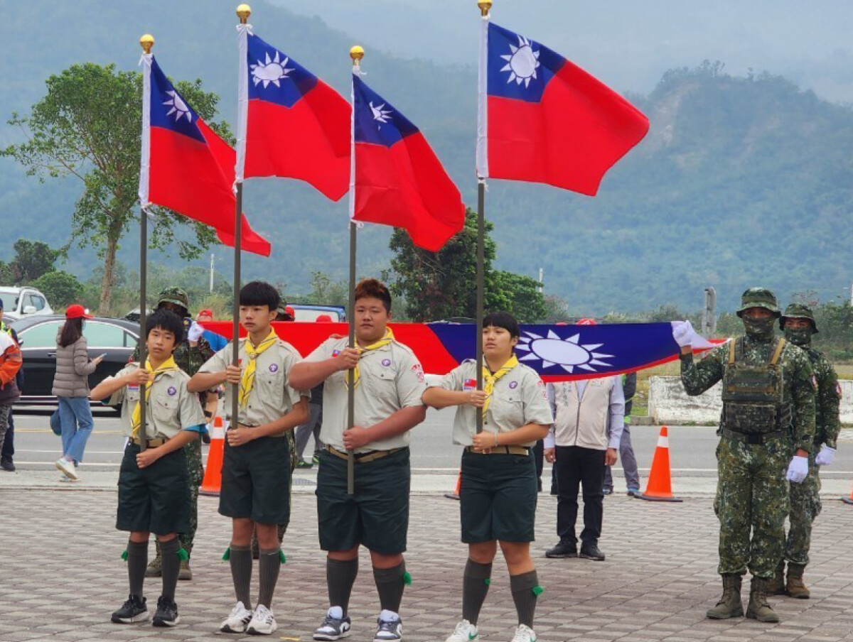 ▲臺東縣鹿野鄉公所114年度元旦升旗典禮，瑞源國中4位童子軍與國軍戰技隊護送國旗進場。