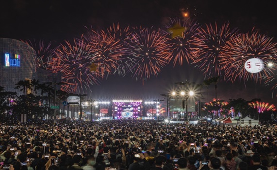 高雄250秒燦爛煙火迎接新年 陳其邁祝福市民心想事成快樂平安