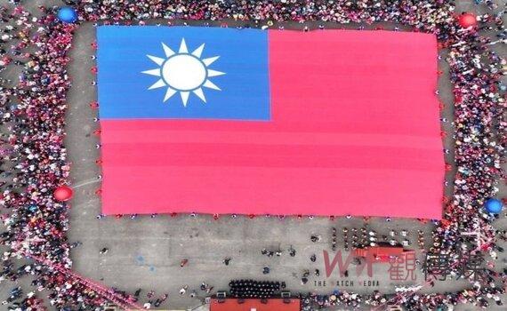 桃園元旦升旗典禮巨幅國旗進場 表示對國家的熱愛與敬意