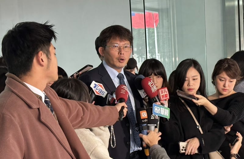 民眾黨代理黨主席黃國昌2日上午循前黨主席柯文哲往例,上午7點30分便赴中央黨部主持晨會,並於會後接受媒體訪問。中央社