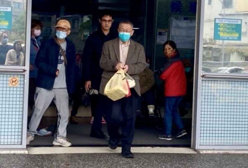 柯文哲2日早上先到新竹探視父親,下午一點多趕赴法院報到。中央社
