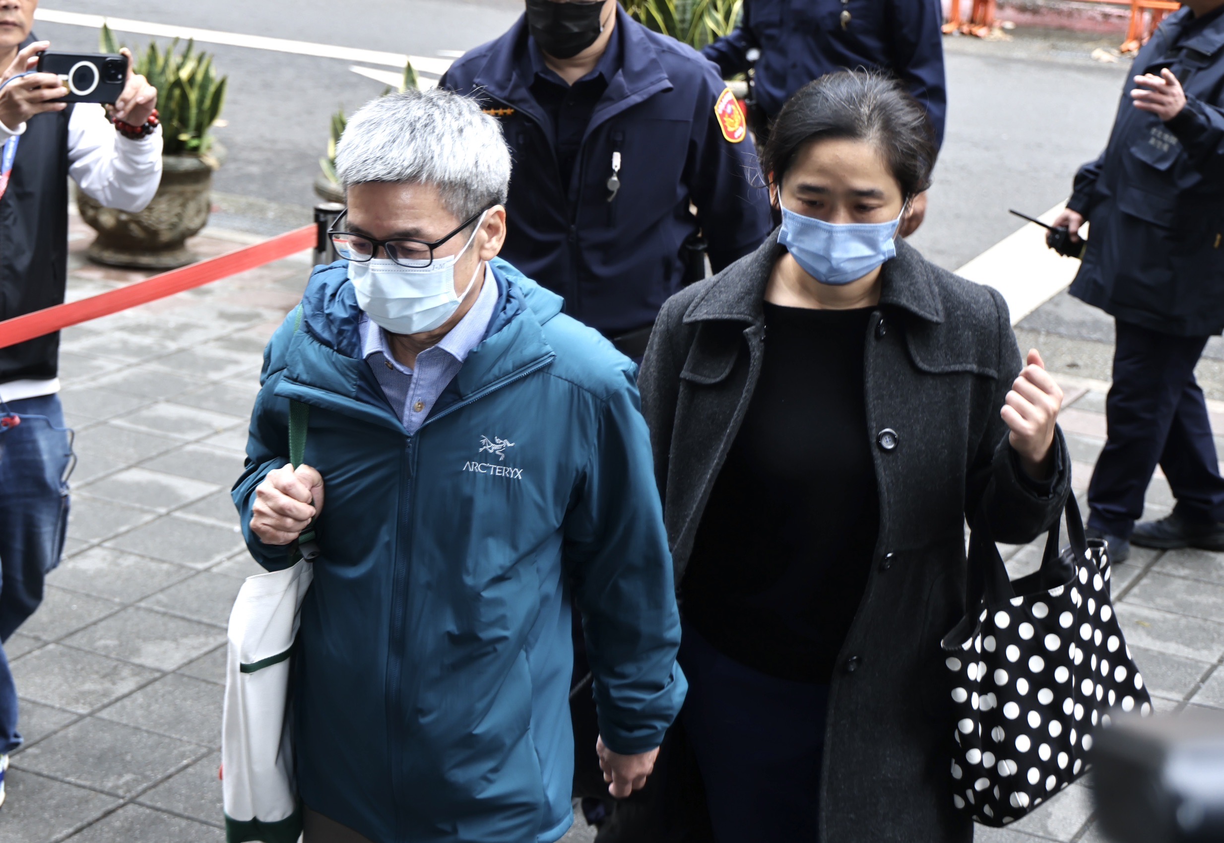 柯文哲大帳房李文宗(左)由律師唐于智陪同出庭。林啟弘攝
