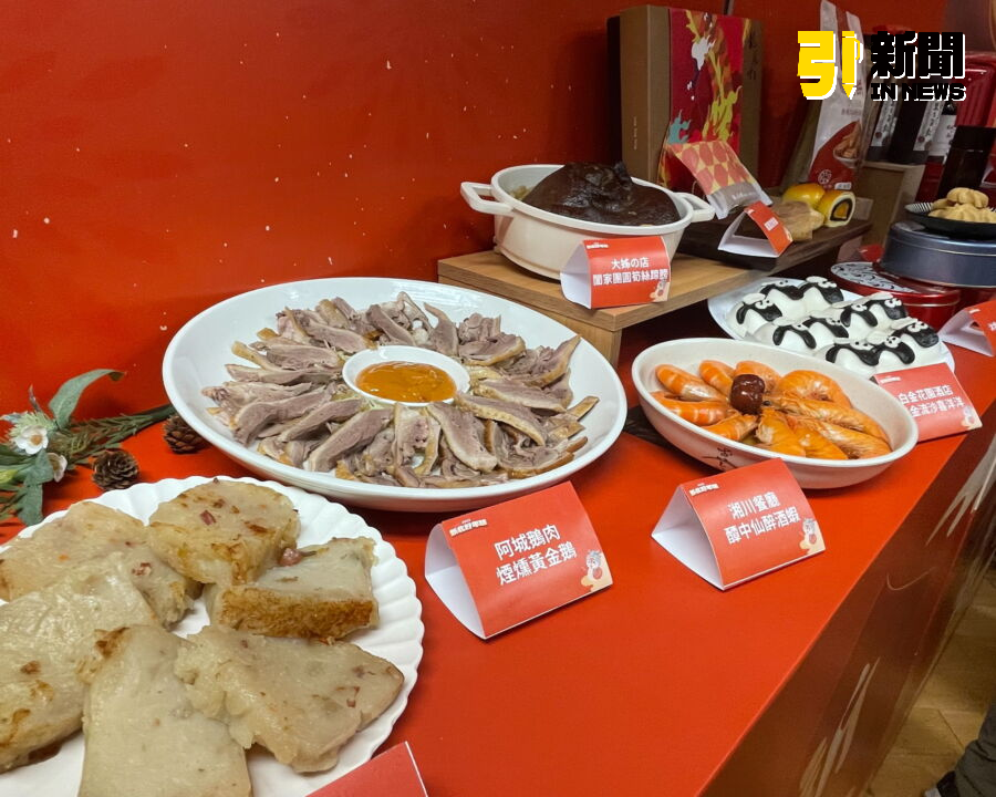 圖/「小龍迎春圍爐宴」包含大姊の店的闔家團圓筍絲蹄膀、阿城鵝肉的煙燻黃金鵝、淡水紅樓中餐廳的金磚XO蘿蔔糕、湘川餐廳的醰中仙醉酒蝦、白金花園酒店的黃金流沙喜洋洋等。(記者陳志仁攝,2025.01.02)