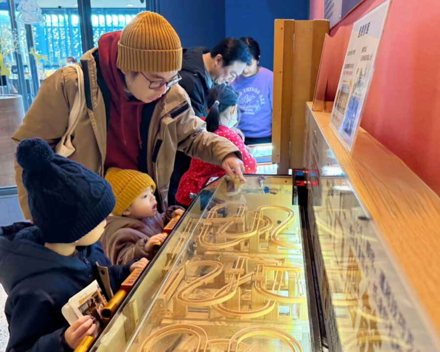 圖/十三行博物館全新推出「撞見新北考古遺址」和「考古腦筋急轉彎」兩款獨家互動遊戲機臺。(十三行博物館提供)