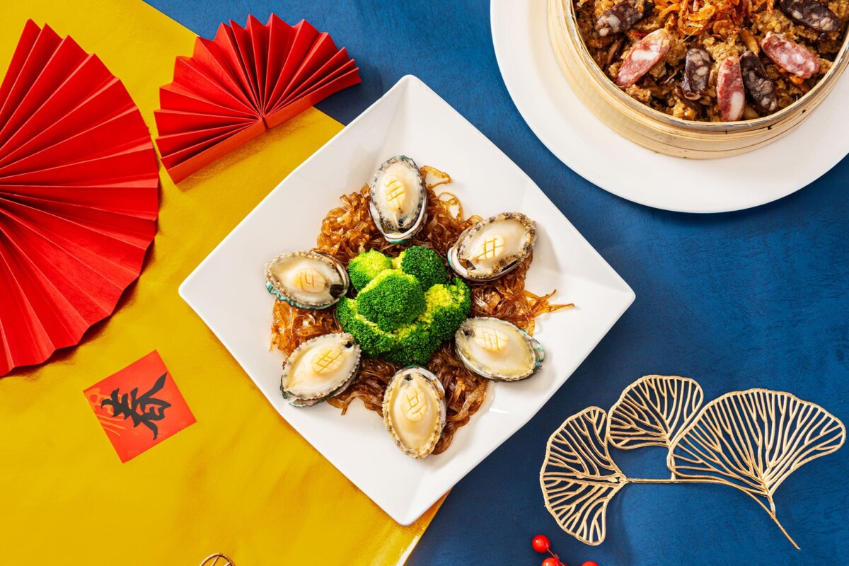 經典粵式熱年菜「金蒜寬粉蒸鮑魚」原始烹調，完美釋放鮑魚的清甜，吸附蒜香醬汁精華的細緻粉絲，展現極致美味的匠心工藝！
