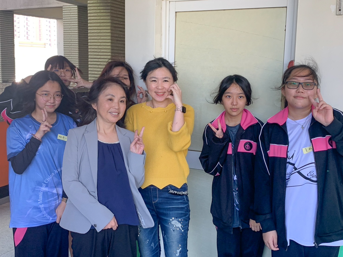 ▲七賢國中師、生一同參與工作坊,並與淺井香織(左二)老師合影。(圖/中華藝校提供)